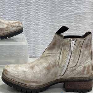 NWOT Diba “Whitewashed” Distressed Cream/Tan Ankle or Chelsea Boot Size 9.5